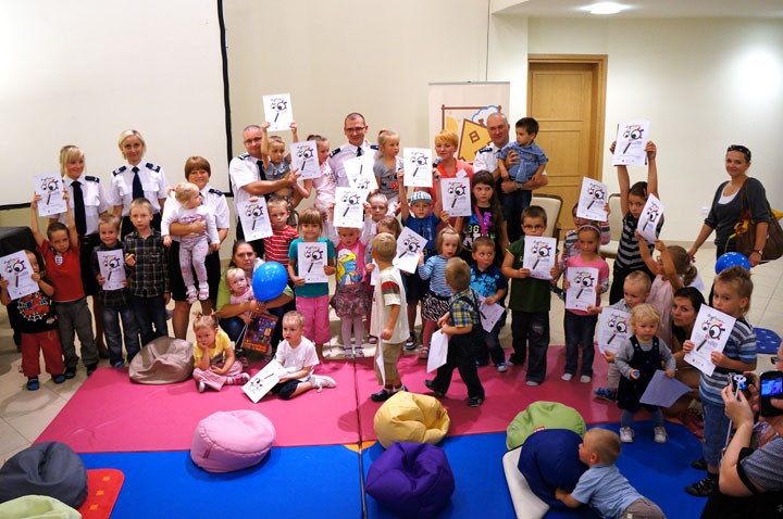 Policjanci czytali dzieciom zdjęcie nr 59500