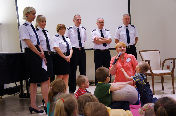Policjanci czytali dzieciom zdjęcie nr 59463