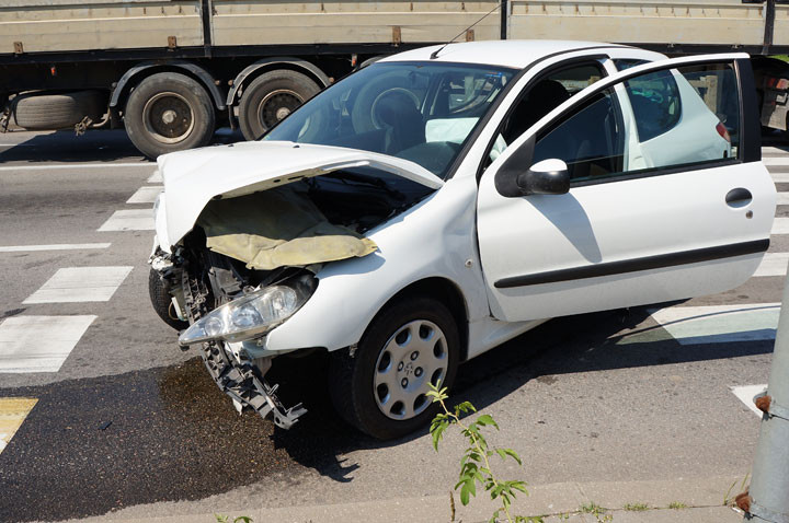 Czołowe zderzenie na skrzyżowaniu zdjęcie nr 59548
