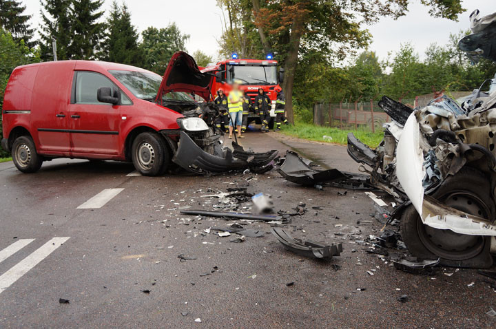 Krasny Las: czołowe zderzenie dwóch pojazdów zdjęcie nr 60310