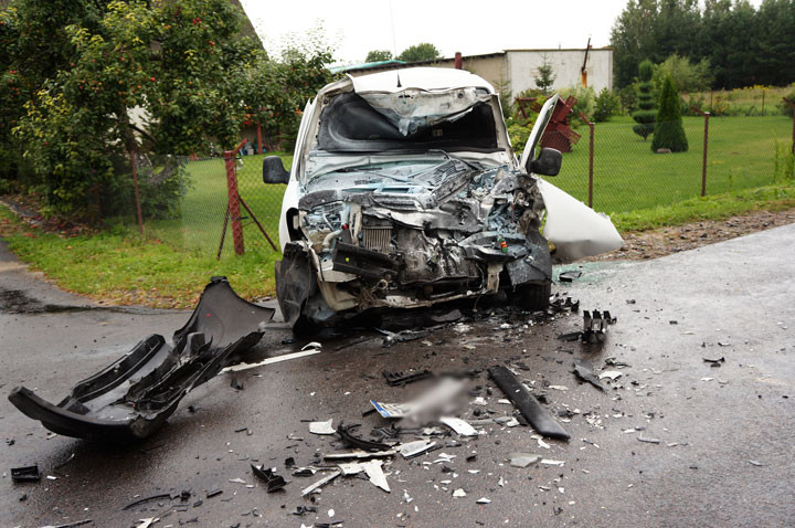 Krasny Las: czołowe zderzenie dwóch pojazdów zdjęcie nr 60315