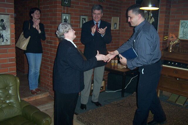 Redaktor naczelny portElu, Maciek Zarecki, wręcza nominację do tytułu Elblążanina Roku 2002 pani Teresie Bocheńskiej.
