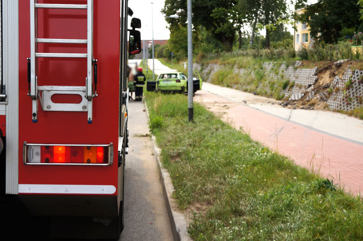 Kwiatkowskiego: seatem uderzył w skarpę zdjęcie nr 60882