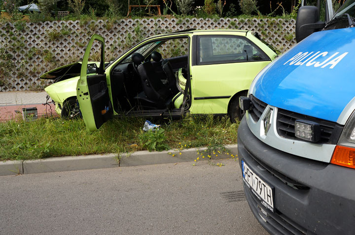 Kwiatkowskiego: seatem uderzył w skarpę zdjęcie nr 60887