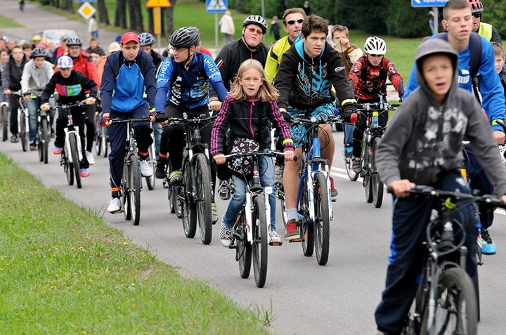 Przejazd kolumny rowerzystów zdjęcie nr 61454