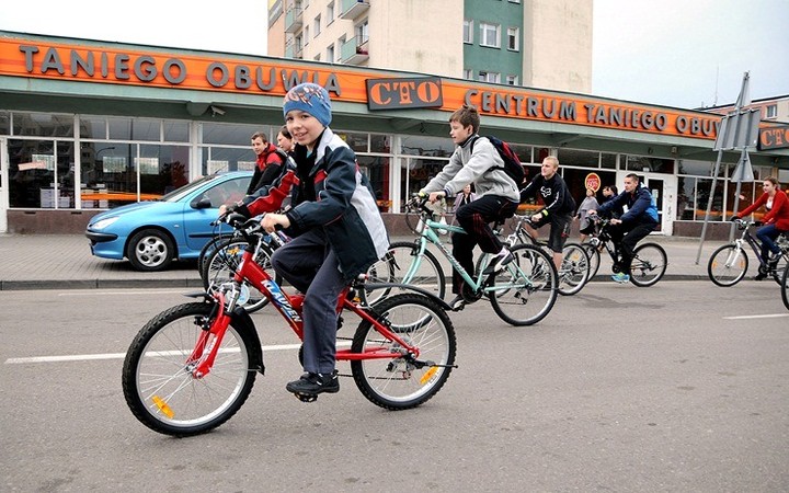 Przejazd kolumny rowerzystów zdjęcie nr 61450