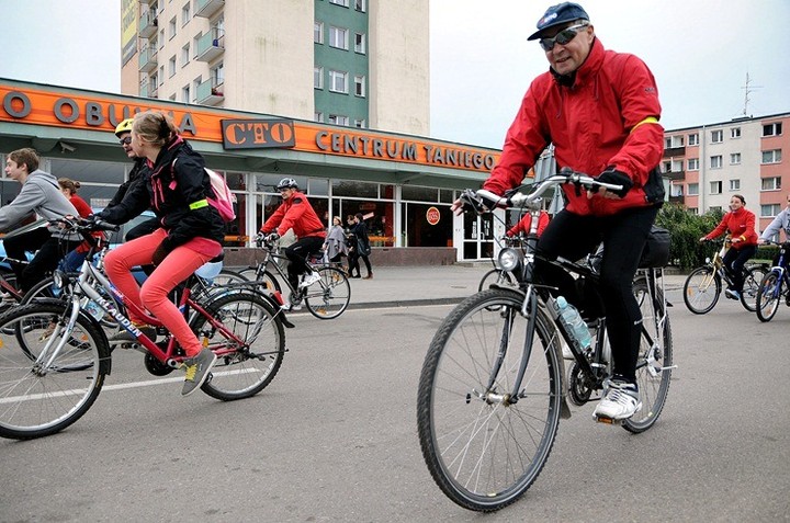 Przejazd kolumny rowerzystów zdjęcie nr 61451