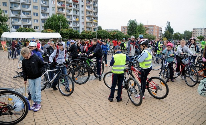 Przejazd kolumny rowerzystów zdjęcie nr 61443