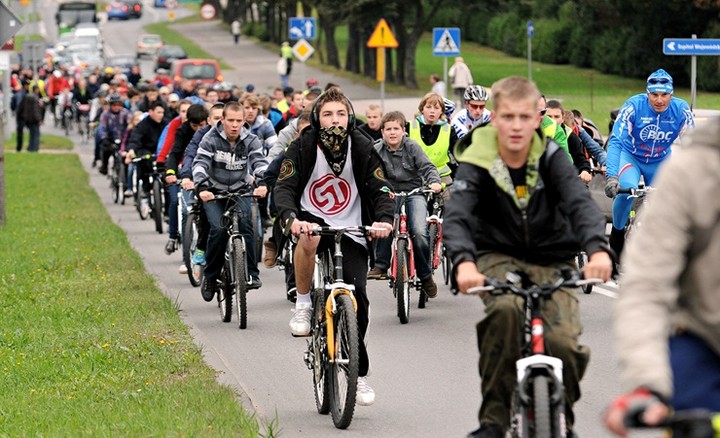 Przejazd kolumny rowerzystów zdjęcie nr 61453