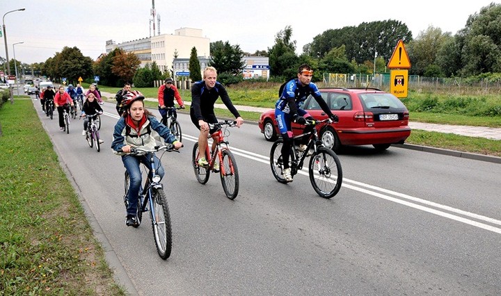 Przejazd kolumny rowerzystów zdjęcie nr 61456