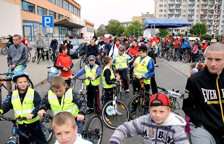 Przejazd kolumny rowerzystów zdjęcie nr 61447