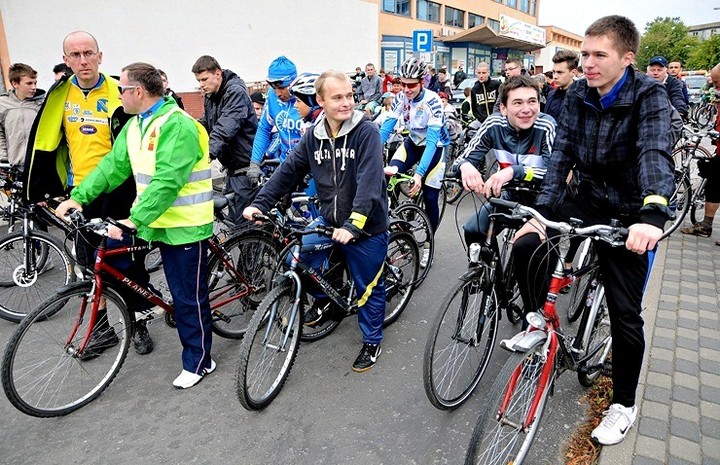 Przejazd kolumny rowerzystów zdjęcie nr 61446