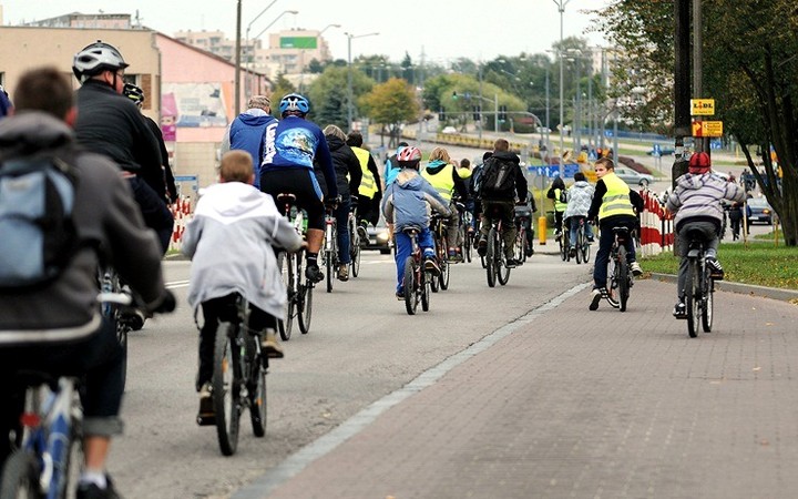 Przejazd kolumny rowerzystów zdjęcie nr 61462