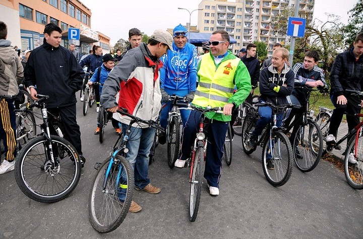 Przejazd kolumny rowerzystów zdjęcie nr 61448