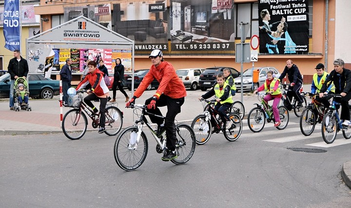 Przejazd kolumny rowerzystów zdjęcie nr 61449