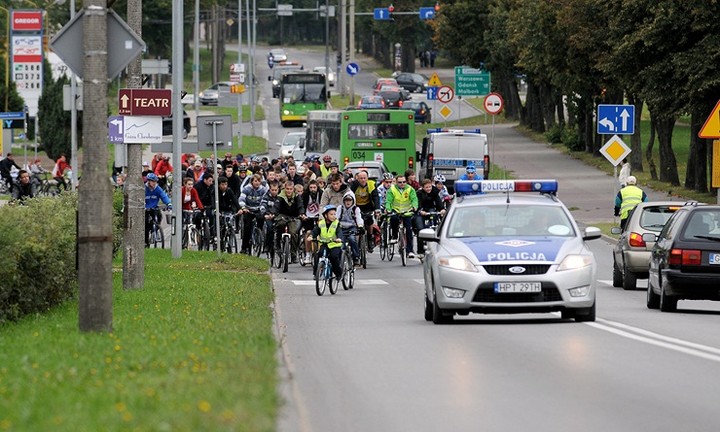 Przejazd kolumny rowerzystów zdjęcie nr 61452