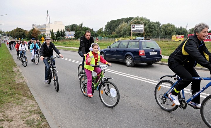 Przejazd kolumny rowerzystów zdjęcie nr 61455