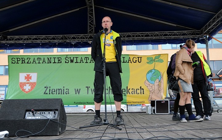 Przejazd kolumny rowerzystów zdjęcie nr 61444