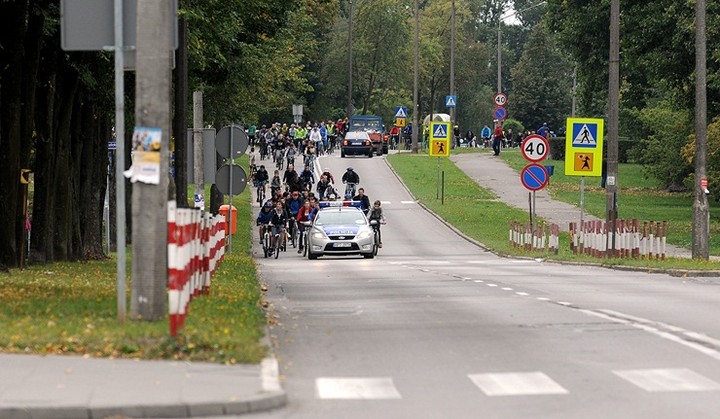 Przejazd kolumny rowerzystów zdjęcie nr 61458