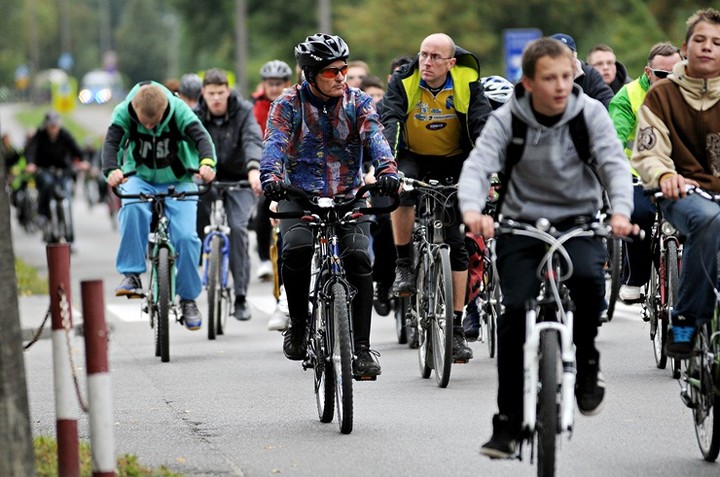 Przejazd kolumny rowerzystów zdjęcie nr 61460