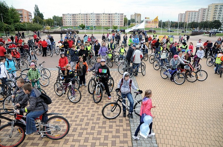 Przejazd kolumny rowerzystów zdjęcie nr 61445