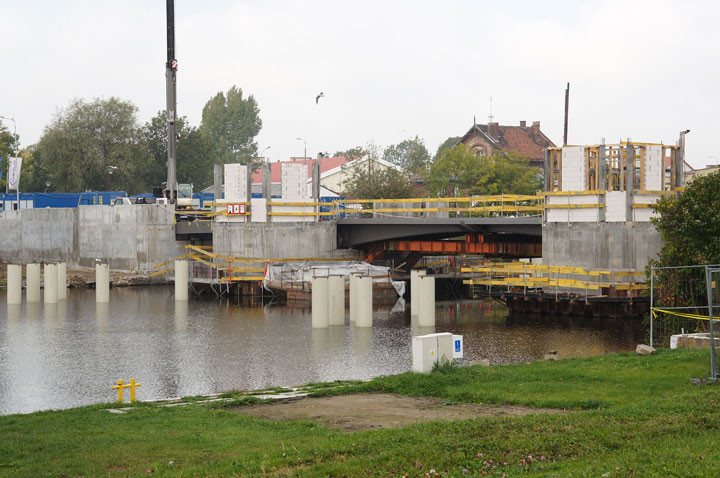Kładki na rzece Elbląg ciągle się budują... zdjęcie nr 61787