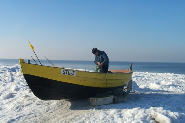 Pomimo częściowo skutego lodem Bałtyku, rybacy ze Stegny nieprzerwanie pracują.