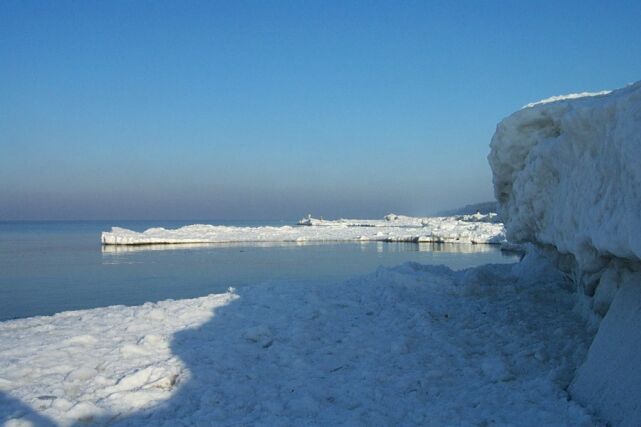Lodowe klify osiągają wysokość 3,5 metra.
