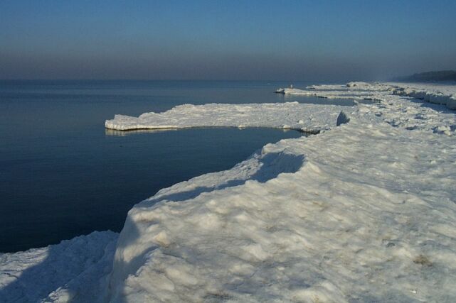 Języki lodu ostatkiem sił wgryzają się w morze.