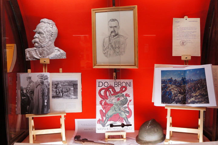 Wystawa poświęcona Świętu Niepodległości zdjęcie nr 63388