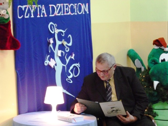 Łęcze czyta dzieciom zdjęcie nr 64141