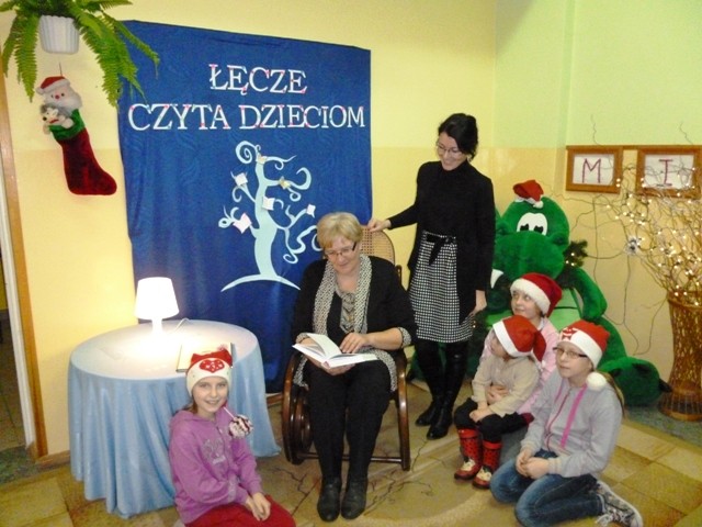 Łęcze czyta dzieciom zdjęcie nr 64140