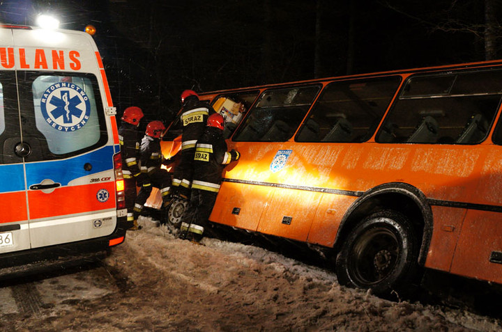 Wypadek szkolnego autobusu zdjęcie nr 64987