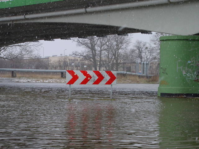 To nie jest niestety znak dla motorowodniaków. Dolny odcinek ulicy Panieńskiej znalazł się pod wodą.
