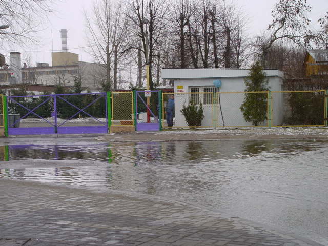 Woda podchodzi pod bramę elbląskiego campingu.