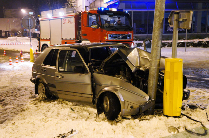 Golfem uderzył w słup zdjęcie nr 65321