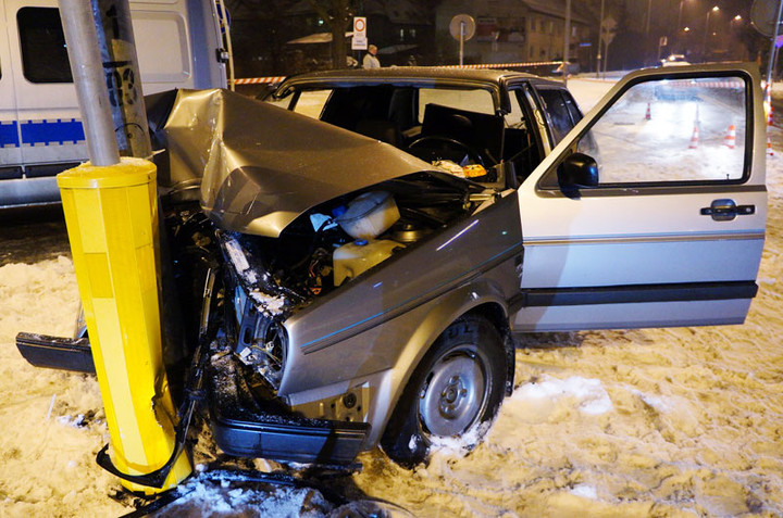 Golfem uderzył w słup zdjęcie nr 65326