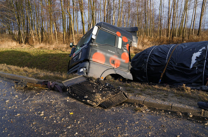 Ciężarówką wpadł do rowu zdjęcie nr 65919