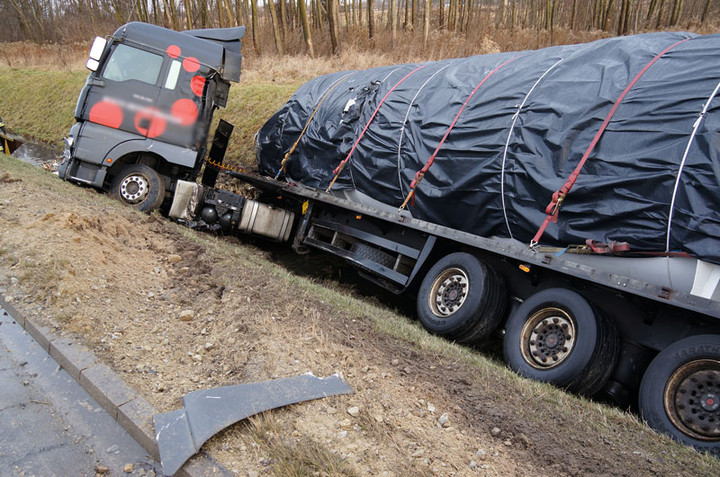 Ciężarówką wpadł do rowu zdjęcie nr 65920
