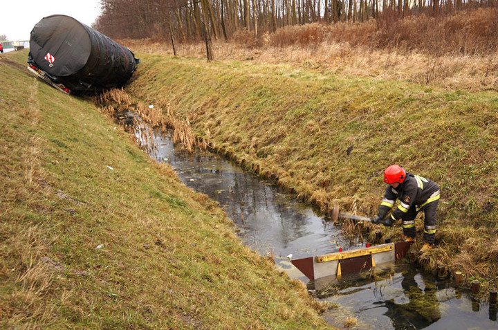Ciężarówką wpadł do rowu zdjęcie nr 65922