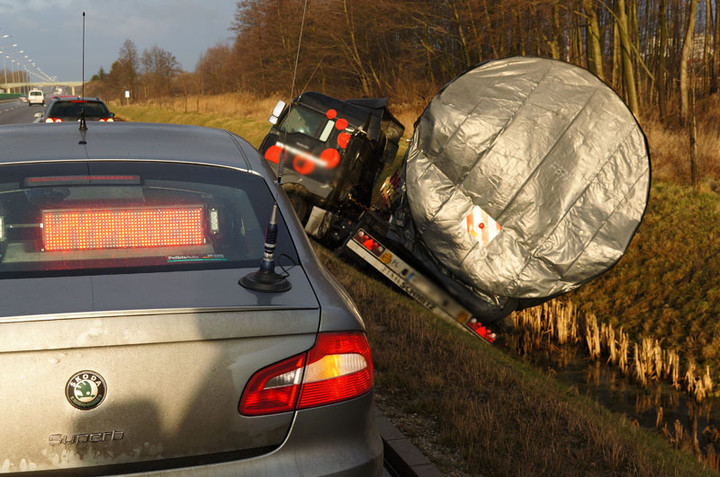 Ciężarówką wpadł do rowu zdjęcie nr 65914