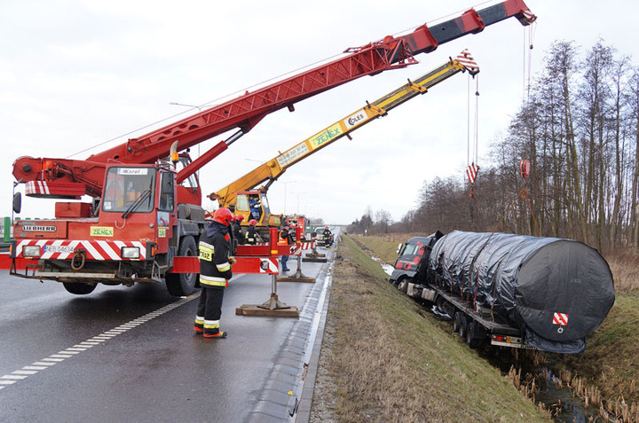 Ciężarówką wpadł do rowu zdjęcie nr 65934