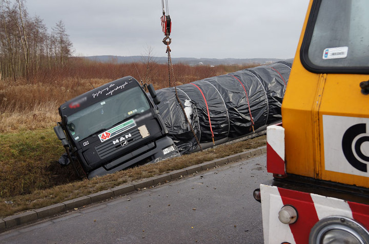 Ciężarówką wpadł do rowu zdjęcie nr 65930
