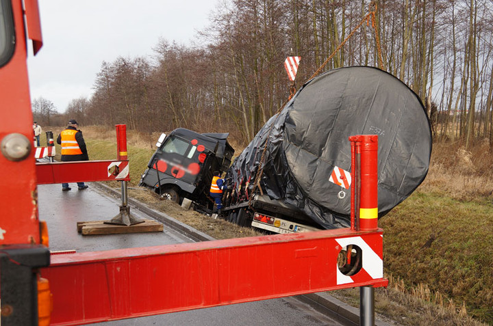 Ciężarówką wpadł do rowu zdjęcie nr 65932
