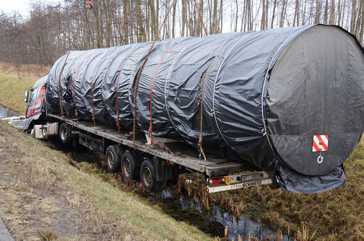 Ciężarówką wpadł do rowu zdjęcie nr 65935