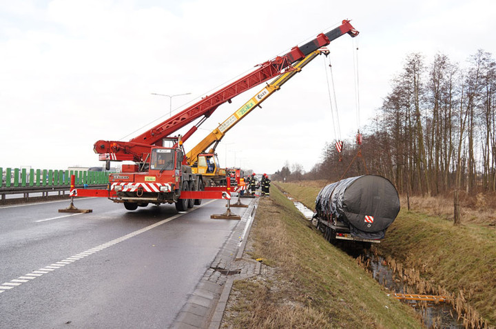 Ciężarówką wpadł do rowu zdjęcie nr 65936
