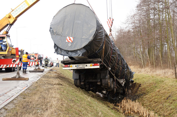 Ciężarówką wpadł do rowu zdjęcie nr 65933