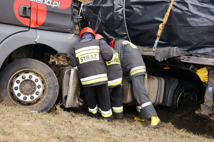 Ciężarówką wpadł do rowu zdjęcie nr 65927