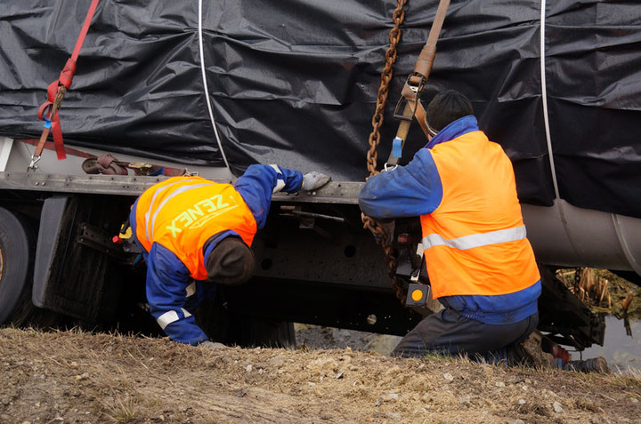 Ciężarówką wpadł do rowu zdjęcie nr 65929