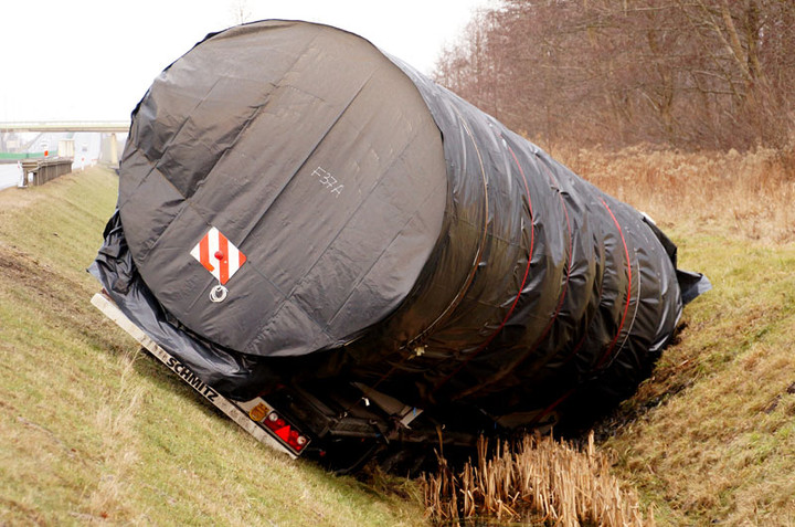 Ciężarówką wpadł do rowu zdjęcie nr 65923